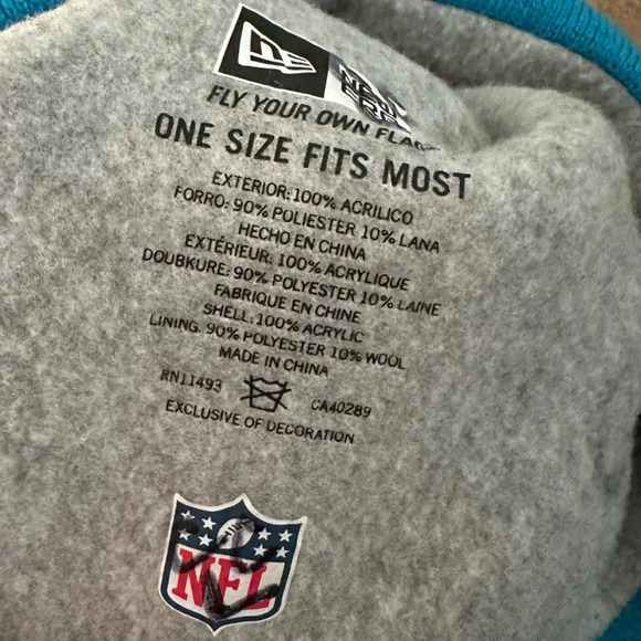 New Era NFL Carolina Panthers NFL stocking cap Pom Pom beanie - Picture 3 of 3
